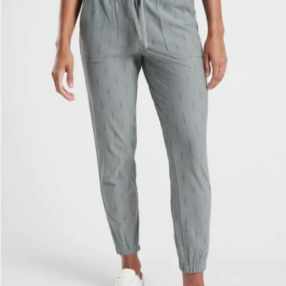 Athleta Pants - - Athleta Farallon Printed Jogger in Spliced Magic
Metropolis Grey